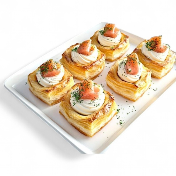 Рулет из слоеного теста с сылом и форелью